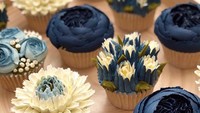 Cupcake bertema bunga bisa jadi inspirasi untuk sajian di pesta pernikahan. Warna biru yang dipilih juga bisa memberikan kesan dingin dan tentram. Foto: Istimewa