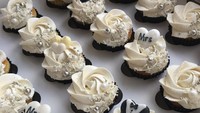 Mawar putih juga bisa dipilih. Cupcake dengan tema putih ini terlihat mewah. Apalagi ada tambahan kata Mr dan Mrs lengkap degan dekorasi cokelat berbentuk tuxedo. Foto: Istimewa