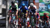Sejumlah pebalap memacu sepedanya pada etape ketiga Tour de Indonesia 2019 di Kota Batu, Jawa Timur, Rabu (21/8/2019).ANTARA FOTO/Sigid Kurniawan.