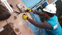 Kabel meteran listrik juga dirapikan. Istimewa/PLN.