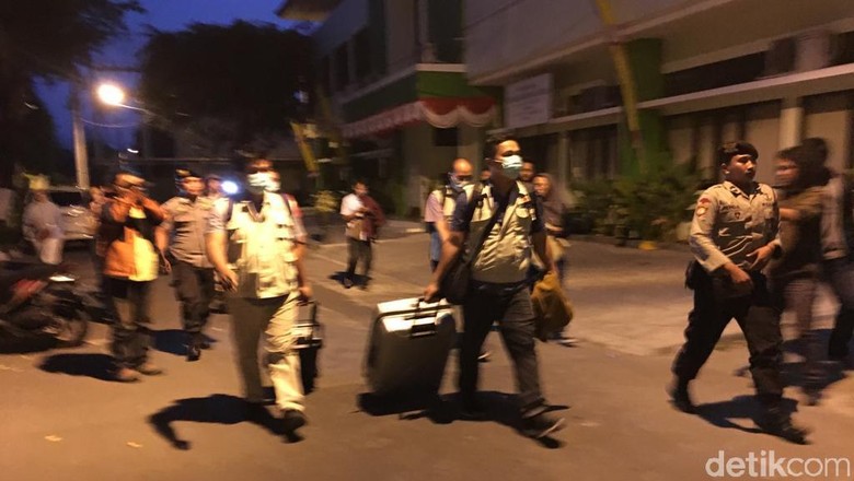 Hampir 10 Jam Geledah Balai Kota Yogya, KPK Bawa 3 Koper dan 1 Kardus Hampir 10 Jam Geledah Balai Kota Yogya, KPK Bawa 3 Koper dan 1 Kardus