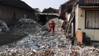 Warga mengais ditumpukan sampah, mencari sampah plastik untuk diuangkan ke pabrik sebagai bahan baku plastik daur ulang.