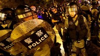 Pihak kepolisian pun kemudian menyerang ke arah para demonstran. Demonstran kemudian mundur ke stasiun metro dan menghindar dari kejaran polisi yang dilengkapi perisai dan senjata. Kai Pfaffenbach/Reuters.