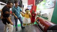 Handal turut memamerkan produk terbarunya yaitu Solar Water Heater Handal Green dan Handal Red. National Brand Manager Handal Ferdinand Mahendra (kanan) dan Direktur Marketing PT. Bernadi Utama Dicky Prasanto (kiri) melihat booth pemanas air.