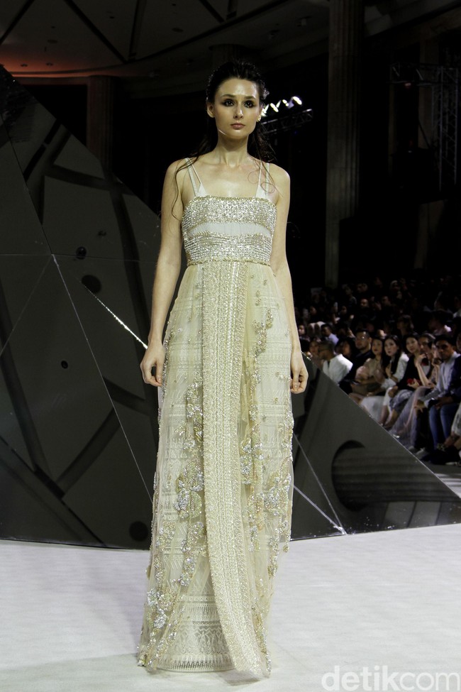 Fashion show tunggal Sapto Djojokartiko yang terinspirasi wayang Solo, Jawa Tengah, di Bali Room Hotel Kempinski. Jakarta. [Selasa, 20/08/2019]. Foto: Mohammad Abduh/Wolipop