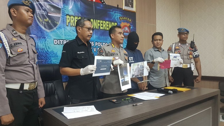 Pengemudi Ojol Ditangkap Usai Ngaku Polisi dan Tipu Wanita di Banten Pengemudi Ojol Ditangkap Usai Ngaku Polisi dan Tipu Wanita di Banten