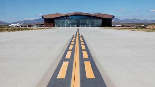 Fasilitas yang dinamakan Gateway to Space itu berada di Spaceport America, New Mexico, Amerika Serikat. Bandara tersebut sebelumnya sepi, tapi sekarang disulap jadi tempat untuk penerbangan komersil ke luar angkasa (Virgin Galactic) Fasilitas yang dinamakan Gateway to Space itu berada di Spaceport America, New Mexico, Amerika Serikat. Bandara tersebut sebelumnya sepi, tapi sekarang disulap jadi tempat untuk penerbangan komersil ke luar angkasa (Virgin Galactic)