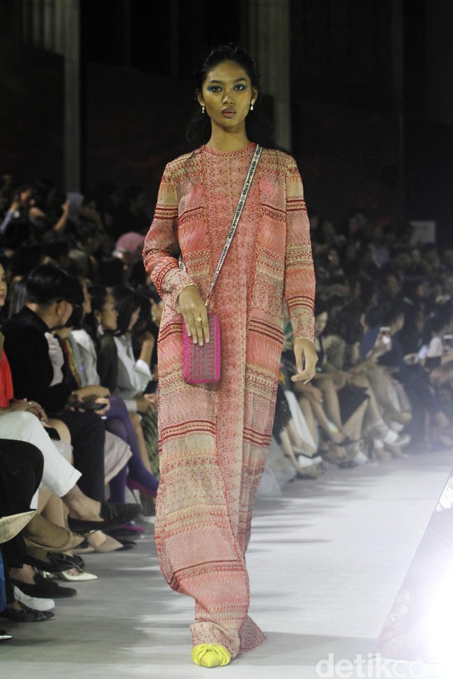 Fashion show tunggal Sapto Djojokartiko yang terinspirasi wayang Solo, Jawa Tengah, di Bali Room Hotel Kempinski. Jakarta. [Selasa, 20/08/2019]. Foto: Mohammad Abduh/Wolipop