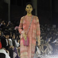 Fashion show tunggal Sapto Djojokartiko yang terinspirasi wayang Solo, Jawa Tengah, di Bali Room Hotel Kempinski. Jakarta. [Selasa, 20/08/2019]. Foto: Mohammad Abduh/Wolipop