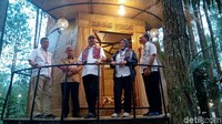 Udara sejuk nan membius, suasana tenang damai dan panorama sekitar yang memanjakan mata seolah membawa pengunjung untuk singgah di tempat nyaman yang terhampar di tengah hutan. (Rinto Heksantoro/detikcom)