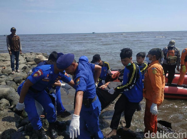 Hilang Tiga Hari, Nelayan Situbondo Ditemukan Tim SAR Terapung di Laut Hilang Tiga Hari, Nelayan Situbondo Ditemukan Tim SAR Terapung di Laut