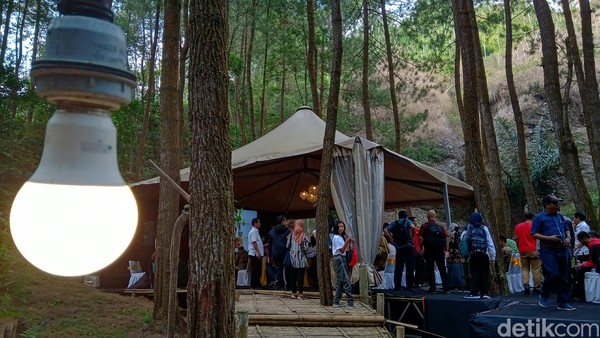 Untuk tenda sendiri memiliki kapasitas 6 orang dengan fasilitas tempat tidur, meja, listrik dan lain-lain. Selain tenda untuk beristirahat, di area ini juga tersedia fasilitas lain seperti musala, toilet, restoran, ruang meeting, arena hiburan anak, hingga panggung pertunjukan. (Rinto Heksantoro/detikcom) Untuk tenda sendiri memiliki kapasitas 6 orang dengan fasilitas tempat tidur, meja, listrik dan lain-lain. Selain tenda untuk beristirahat, di area ini juga tersedia fasilitas lain seperti musala, toilet, restoran, ruang meeting, arena hiburan anak, hingga panggung pertunjukan. (Rinto Heksantoro/detikcom)