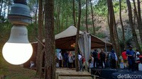 Untuk tenda sendiri memiliki kapasitas 6 orang dengan fasilitas tempat tidur, meja, listrik dan lain-lain. Selain tenda untuk beristirahat, di area ini juga tersedia fasilitas lain seperti musala, toilet, restoran, ruang meeting, arena hiburan anak, hingga panggung pertunjukan. (Rinto Heksantoro/detikcom)
