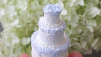 Mau menjadikan wedding cake ini sebagai souvenir pernikahan? Wah pasti para tamu undangan akan merasa senang mendapat cake mungil ini.  Foto: instagram @tomoko_misumi_tchaiko