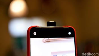 Membawa kamera depan pop-up berukuran 16-megapixel menggunakan sensor Sony IMX471 dan aperture f/2.0. Foto: Adi Fida Rahman/detikINET