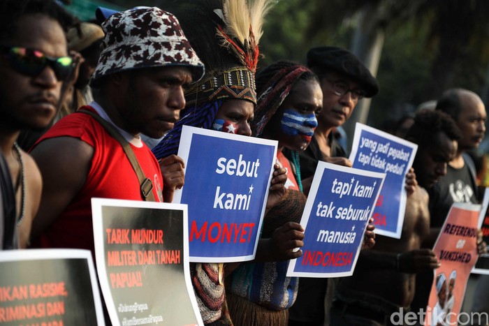 Aktivis dan mahasiswa asal Papua mengikuti aksi Kamisan ke -598 di kawasan depan Istana Merdeka, Jakarta Pusat, Kamis (22/8). Foto: Pradita Utama Aktivis dan mahasiswa asal Papua mengikuti aksi Kamisan ke -598 di kawasan depan Istana Merdeka, Jakarta Pusat, Kamis (22/8). Foto: Pradita Utama
