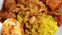 Nasi kuning yang pulen makin enak kena siraman bumbu habang. Telur bulat dan tahu menambah sedap nasi kuning ini. Foto : Instagram @merliana.karuniacitta