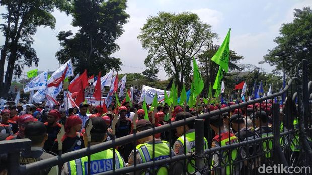 Buruh Minta Ridwan Kamil Dukung Penolakan Revisi UU Tenaga Kerja