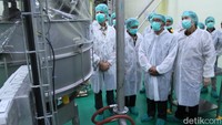 Dengan mengenakan pakaian khusus, lengkap dengan penutup rambut, telinga dan mulut Kang Emil berkeliling ke pabrik produksi.
