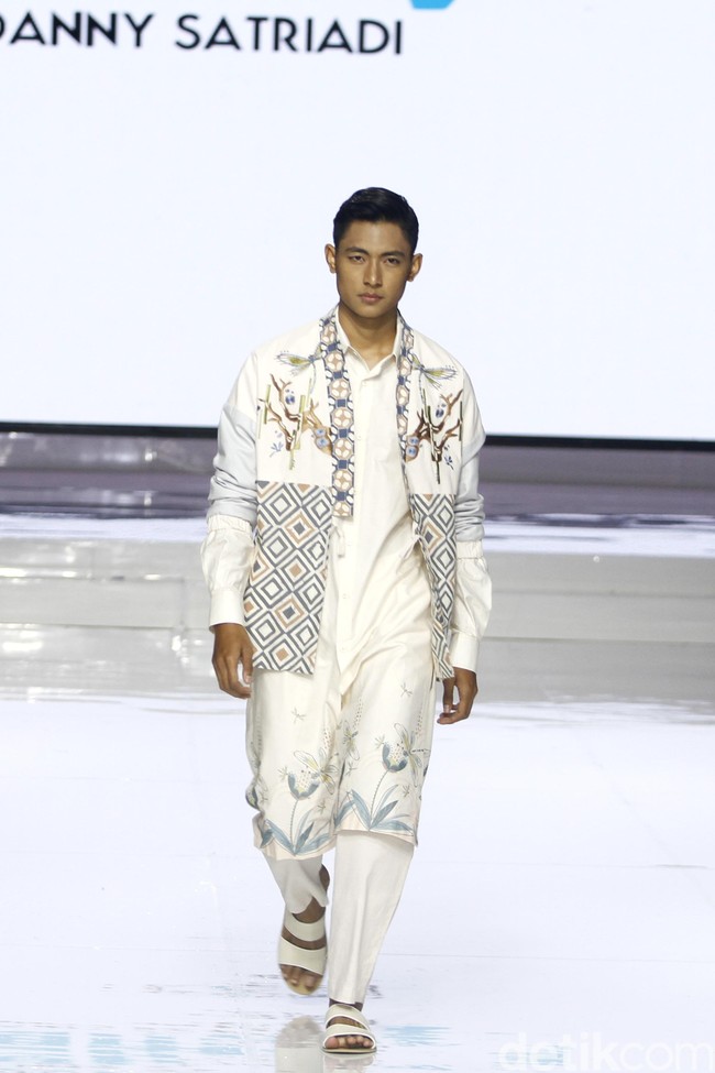 Fashion show koleksi Danny Satriadi Way of Loves yang terinspirasi motif capung, di Jakarta Fashion & Food Festival 2019. Kelapa Gading. Jakarta. [Senin, 19/08/2019]. Foto: Mohammad Abduh/Wolipop