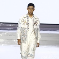 Fashion show koleksi Danny Satriadi Way of Loves yang terinspirasi motif capung, di Jakarta Fashion & Food Festival 2019. Kelapa Gading. Jakarta. [Senin, 19/08/2019]. Foto: Mohammad Abduh/Wolipop
