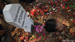 Aksi Kubur Diri Tuntut Keadilan Hak Tanah