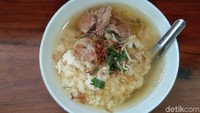 Soto yang sudah ada di mangkuk dengan nasi dan daging. Jika Anda ingin menambah topping empal, kikil, kikil, babat, empal, iso dan lainnya tersedia di sini. (Tasya/detikcom)