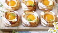 Danish pastry yang satu ini diberi isian selai aprikot. Tampilannya cantik, gimana rasanya ya? Foto: instagram