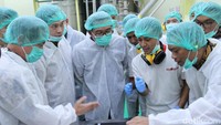 Kang Emil juga berkesempatan menyalakan salah satu mesin di pabrik coklat tersebut.