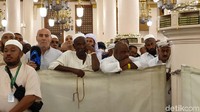 Antrean untuk masuk ke Raudhah dibagi per kelompok. Tak ada batasan berapa orang tiap kelompok, yang penting muat untuk masuk ke setiap portal antreannya.