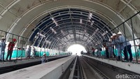 Progres pembangunan LRT Cibubur-Cawang 85%. Wujud Stasiun Cibubur hampir rampung, tampak bangunan menjulang ke atas.