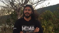 Jeremiah menjelajahi Bukit Anora dengan naik motor CB dengan komunitas motor CB di sana (MTMA)  