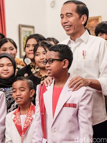  Presiden Joko Widodo (Jokowi) menyapa para pengisi acara talenta musik di Istana