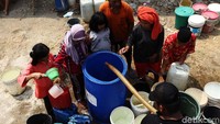 Biasanya bantuan air datang sebanyak satu tangki atau kurang lebih berisi 8.000 liter air.