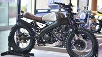 yamaha XSR155 model cafe racer, mengaplikasi cat metalik di seluruh bodinya. Motor ini juga kental dengan nuansa krom-kroman di pelek dan knalpot untuk mempertegas kesan oldschool. Foto: Pool (Zigwheels)