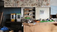 Restoran terbengkalai ini letaknya di salah satu wilayah yang ada di Jepang. Tak jelas kenapa ditinggalkan, tapi papan menu makanan, piring, teko, hingga alat penghangat makanan masih tersimpan di sana. Foto: Istimewa