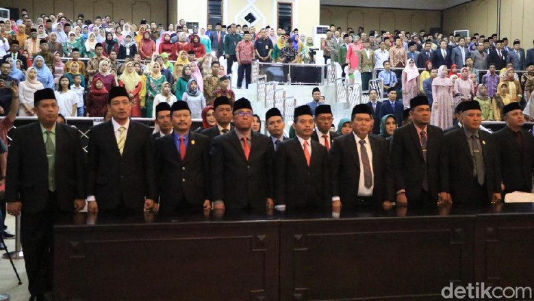 Baru 7 Hari Kerja, 50 Anggota DPRD Jombang Terima Gaji Rp 25 Juta Baru 7 Hari Kerja, 50 Anggota DPRD Jombang Terima Gaji Rp 25 Juta