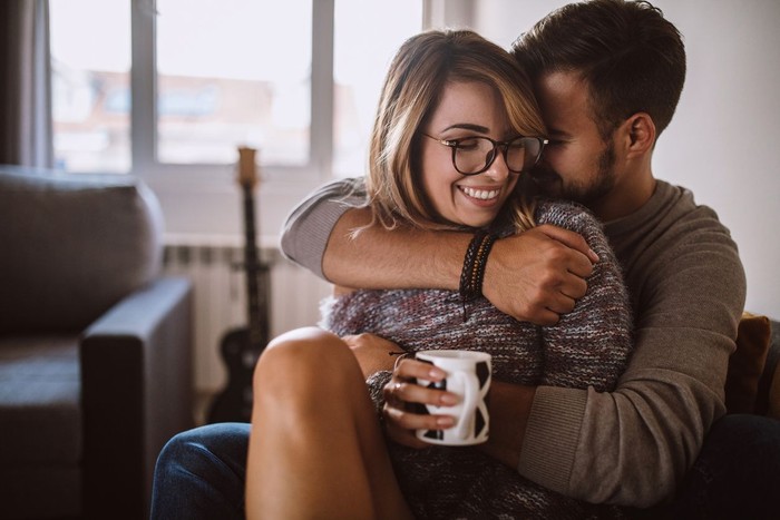 Ilustrasi Pasangan Affectionate Young Couple Enjoying Each Other On Leisure Day At Home