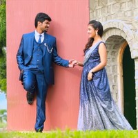 Pada 17 Agustus 2018, mereka menyelenggarakan resepsi untuk merayakan pernikahan mereka. Kali ini, ratusan orang menghadiri acara tersebut, tetapi orangtua Amrutha tidak muncul. Menurut dokumen pengadilan, rupanya ayah Amrutha, sudah mulai berencana untuk membunuh Pranay. Pria berusia 57 tahun itu menyewa pembunuh untuk membunuh menantunya. Foto: Screenshot Youtube Amrutha Varshini