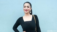 Siva tampil dengan dress hitam ketat. Pool/Palevi S/detikFoto.