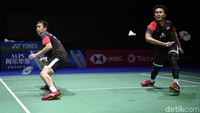 Kemenangan itu memastikan Hendra/Ahsan melaju ke babak delapan besar. ANTARA FOTO/Hafidz Mubarak.