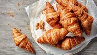 Croissant jadi pastry paling populer yang dibuat menggunakan puff pastry. Versi klasik croissant hadir dengan tampilan polos. Foto: instagram