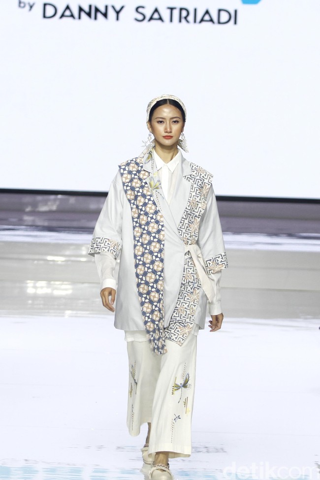 Fashion show koleksi Danny Satriadi Way of Loves yang terinspirasi motif capung, di Jakarta Fashion & Food Festival 2019. Kelapa Gading. Jakarta. [Senin, 19/08/2019]. Foto: Mohammad Abduh/Wolipop