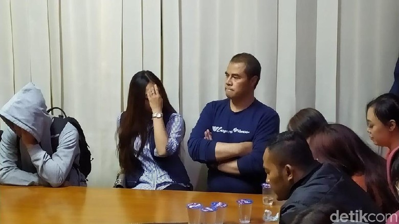 Aceng Fikri Terjaring Razia Satpol PP Bareng 2 Pasangan Lain Aceng Fikri Terjaring Razia Satpol PP Bareng 2 Pasangan Lain
