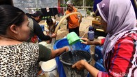 Warga mengaku hanya dapat menunggu bantuan air bersih untuk keperluan sehari-hari.