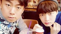 Sepertinya ia pencinta kopi karena kerap tertangkap habiskan waktu dengan nongkrong di coffee shop. Sekaligus menikmati minuman favoritnya ini. Foto: Instagram ahnjaehyun00