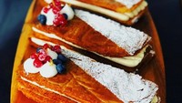 Nah kue cantik yang satu ini namanya mille fuile. Pastry renyah dipanggang lalu disajikan dengan isian cream manis. Penyajiannya cantik ya? Foto: instagram