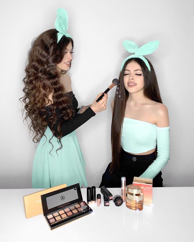 Orang-orang selalu tertarik dengan keberadaan orang kembar, kata pakar pemasaran digital Hannah Kathleen Hawkshaw, seperti dikutip dari Daily Mail. Foto: Instagram/@thegstwins