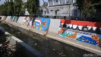  Indonesia dibangun dari berbagai suku dan agama berbeda. Traveler pun bisa lebih meresapi perbedaan itu dengan berjalan kaki di Kali Pepe, Solo (Randy/detikcom)   