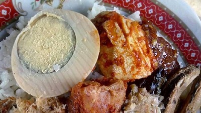 Sabtu Pagi Paling Enak Makan Sego Cawuk yang Gurih Pedas